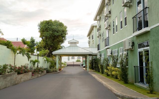 Апартаменты New Kingston Central Guest Apartment вид на фасад