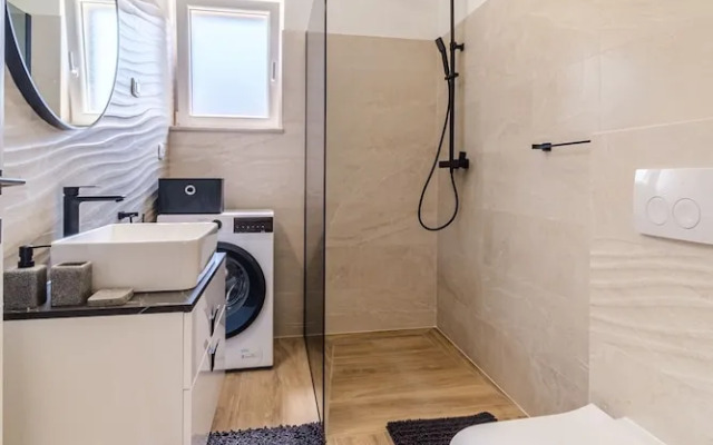 Janie in Splitska With 4 Bedrooms and 2 Bathrooms