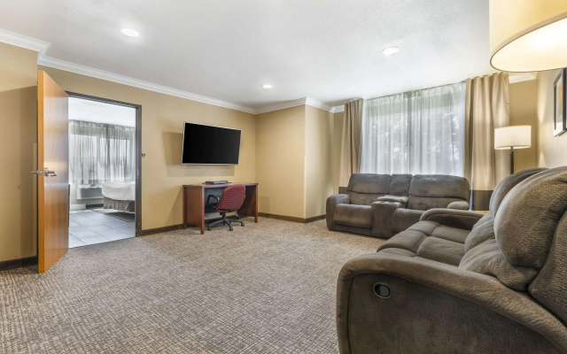 Comfort Inn & Suites Redwood Country