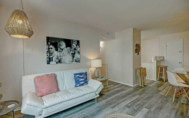 Cozy Isle 2 Bedroom Condo by RedAwning