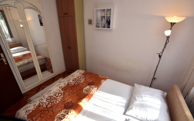 Apartment Ela - very close to beach: A1 Rogac, Island Solta