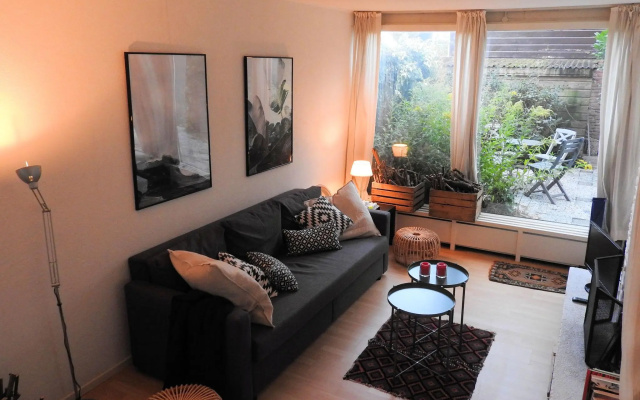 Quiet Holiday Home in South Holland by the Lake