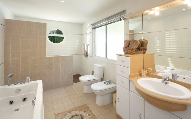 Large Luxury Family Villa 500m From Beach