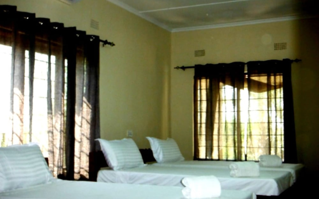 Royal South Luangwa Safaris Lodge