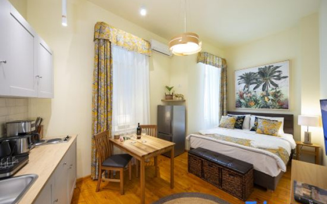 Rainforest Studio Downtown by Pretty Apartments
