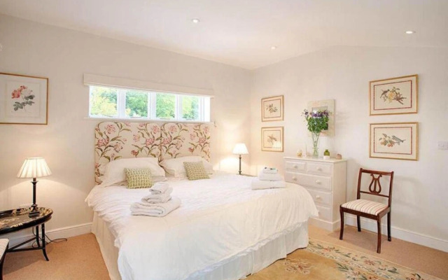 Secluded country house gem with swimming pool & tennis court
