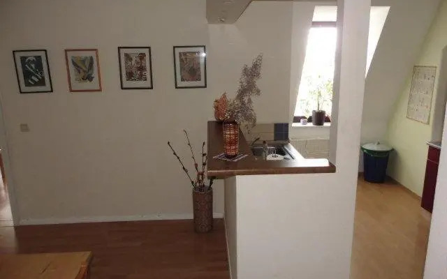 Sehr-schoene-4-Raum-Maisonette-Fewo-mit-110qm-Balkon-zentral-preiswert-T7