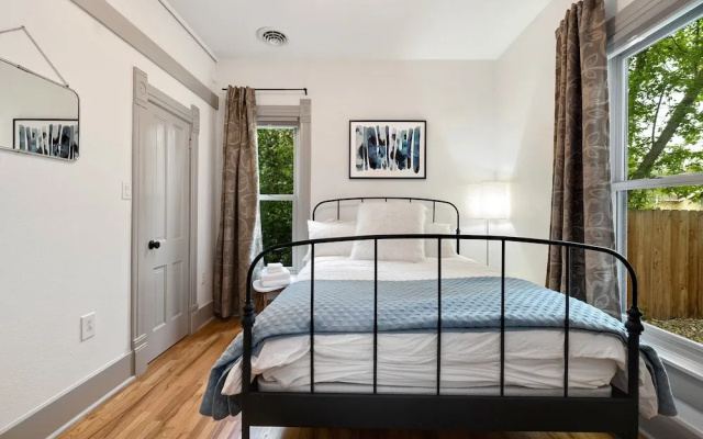 Lola House! Cozy Comfort, Prime Old Town Location