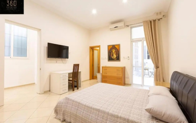 Beautiful, Seafront spacious APT in Sliema by 360 Estates
