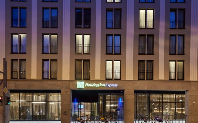 Отель Holiday Inn Express Berlin - Alexanderplatz вид на фасад