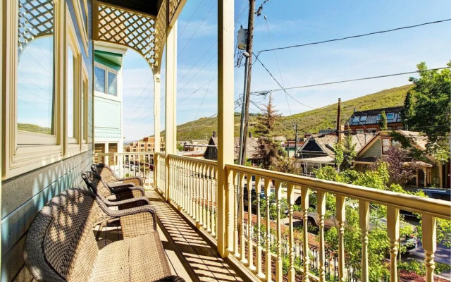 3BR 4BA Motherlode 4 Townhome by RedAwning