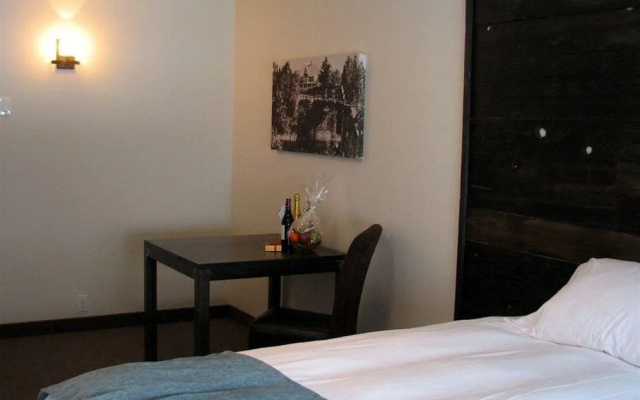 Pine Lodge Inn
