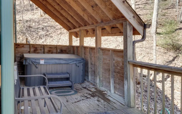 Private Hot Tub & Game Room: Mountain Retreat!
