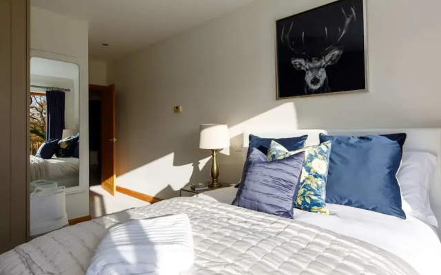 Serene Riverside 6BR Luxury Retreat in Curdridge