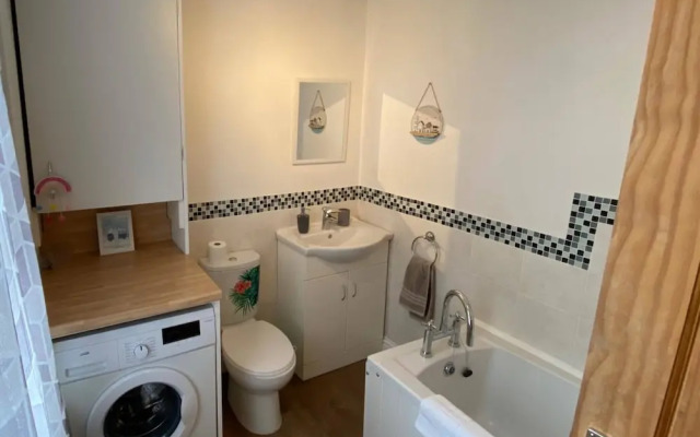 Beachfront Bolthole With Seaview in Idyllic Hythe