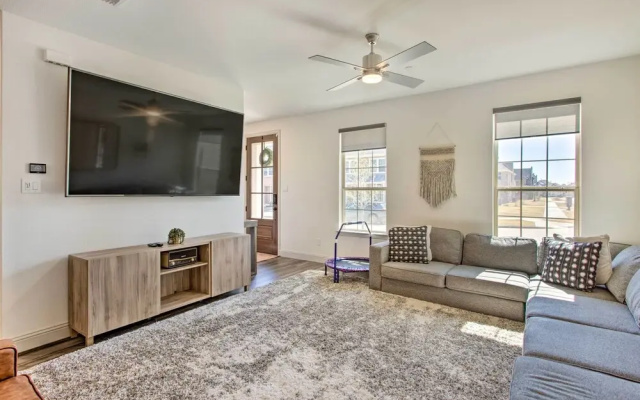 7 Mi to Lewisville Lake: Family Townhome in Frisco