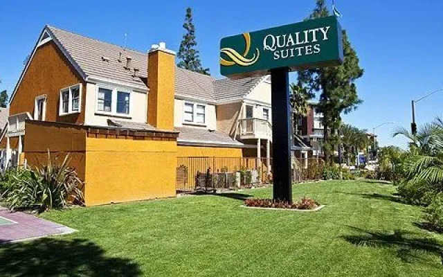 Quality Suites Anaheim Stadium