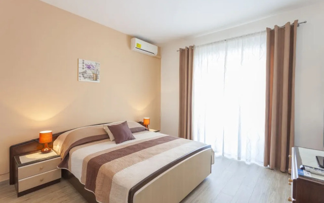 Apartments & Rooms Alagic