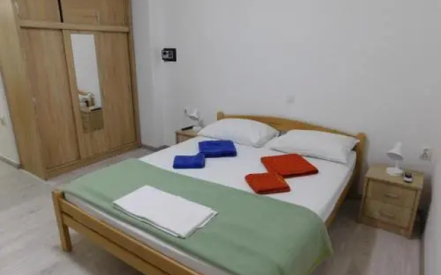 Apartments Leo Janjina