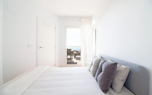 Global Properties, Moderno apartamento con terraza y vistas al mar