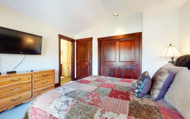 Juniper Crest 7 Private Hot Tub, 2 Car Garage, BBQ, Walk to the Lifts and Mountain Views by RedAwning