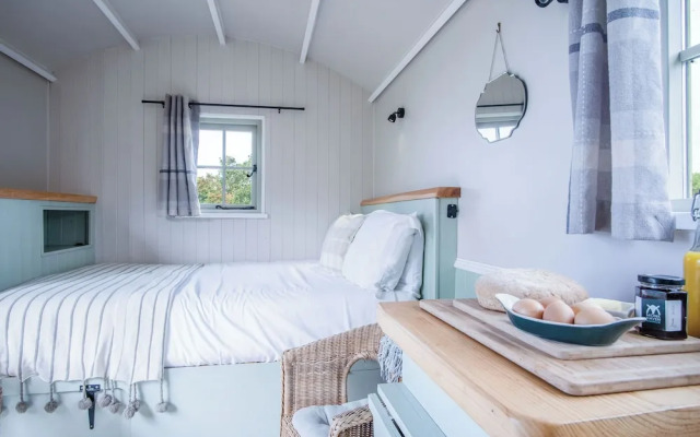 Haven View - 1 Bed Shepherds Hut - St Ishmael's