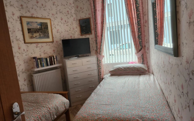 Apartment - Largs - Sleeps 4 - Pet Friendly