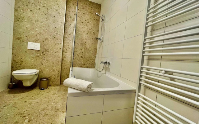 Luxury 2BR 1BA Near Fashion District by Oneluxstay