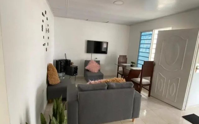 Hermoso apartamento con piscina y ascensor.