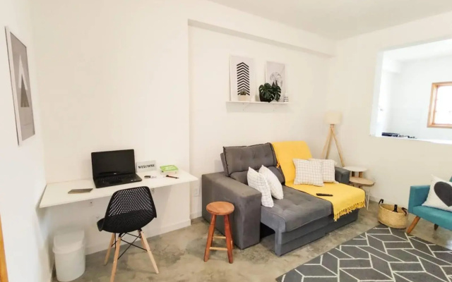 Casa de Tijolinho com Netflix e estacionamento