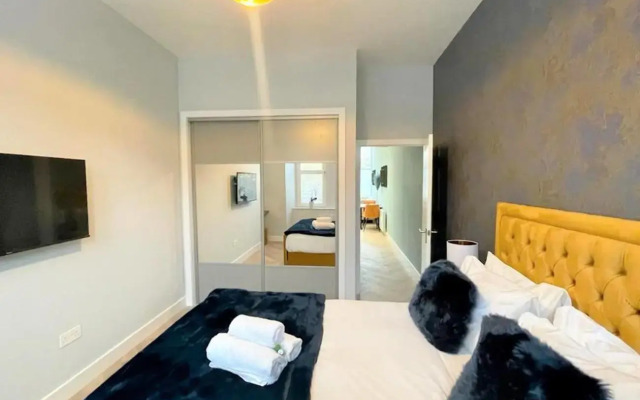 Trendy and Newly Reno'd 1 Bed Nr The Meadows