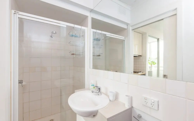 HENRIETTA, Carlton Studio Apartment
