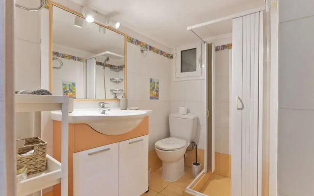 Irida With 1 Bedrooms and 1 Bathrooms
