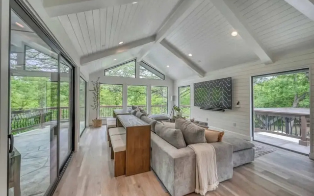 Luxury Riverfront Villa With Firepit & Gameroom!