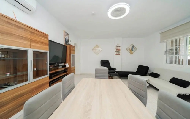 Modern 3-bed Apt, Sleeps 7, 6 Min Walk to Beach