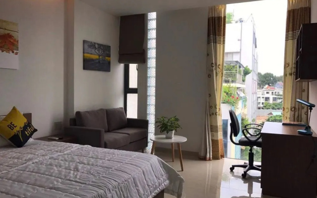 Smiley Apartment 10