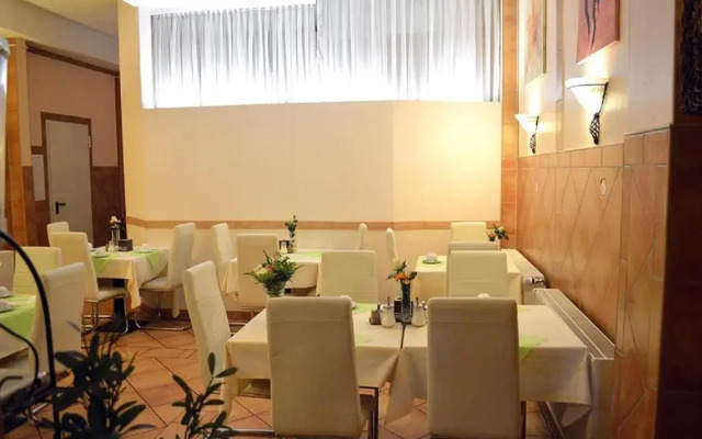 City Hotel West