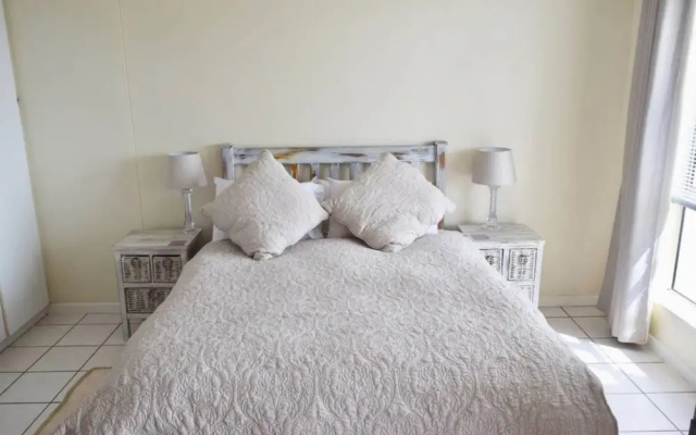 Bright Studio Apartment in Devils Peak