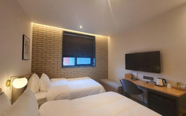 Seven Bricks Hotel