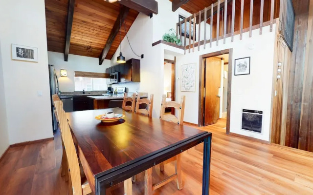 Mammoth Estates 113 Large Pet-Friendly Townhome, Walk to The Village, Private Washer Dryer by RedAwning