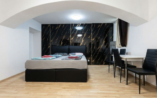 Cozy 1BR Plus LR Near Amusement Park