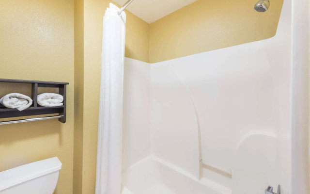 Super 8 by Wyndham Lake Charles Northeast