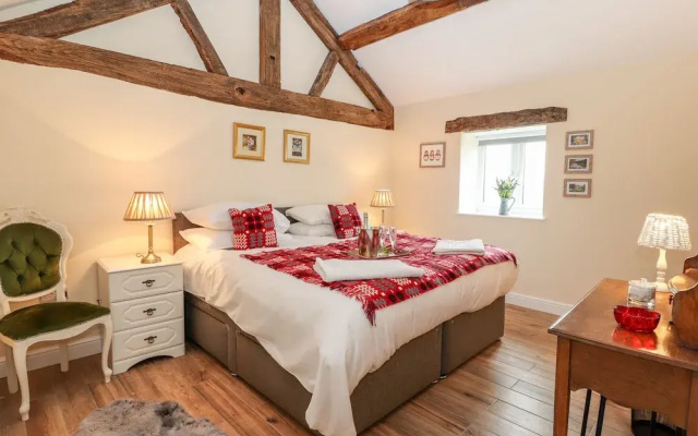 Cut Moch, Plas Moelfre Hall Barns