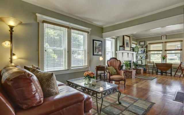 Hillcrest House Bed & Breakfast