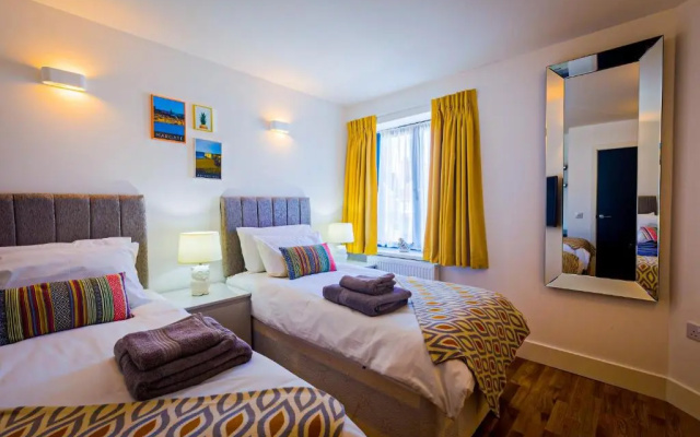 Broadstairs Apartments with luxurious 4-person communal hot tub - sleeps up to 20 people