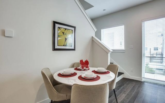 Upscale 2 bedroom Dallas TownHome