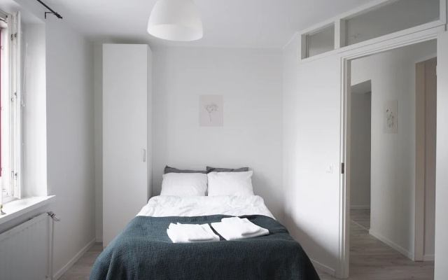 Spacious Downtown Apt with Balcony that Hosts 10