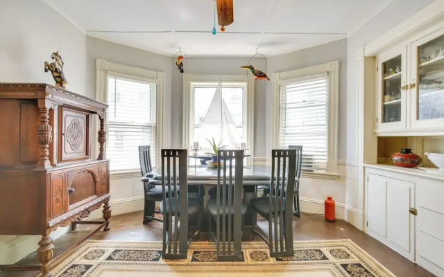 Quaint Beverly Townhome: Walk to Beach & Downtown!
