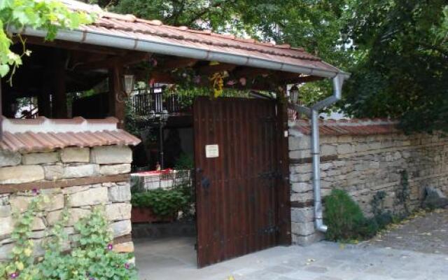 Oazis Family Hotel Троян вид на фасад