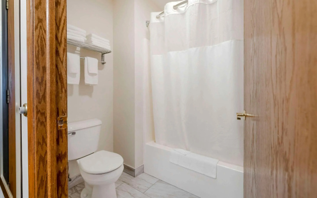 Quality Inn & Suites Stoughton - Madison South